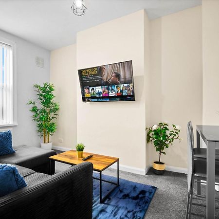 Two Bedroom Apartment - Single Beds - Accommodates 3 - Street Parking - Top Rated -Wbb Уест Бромуич Екстериор снимка