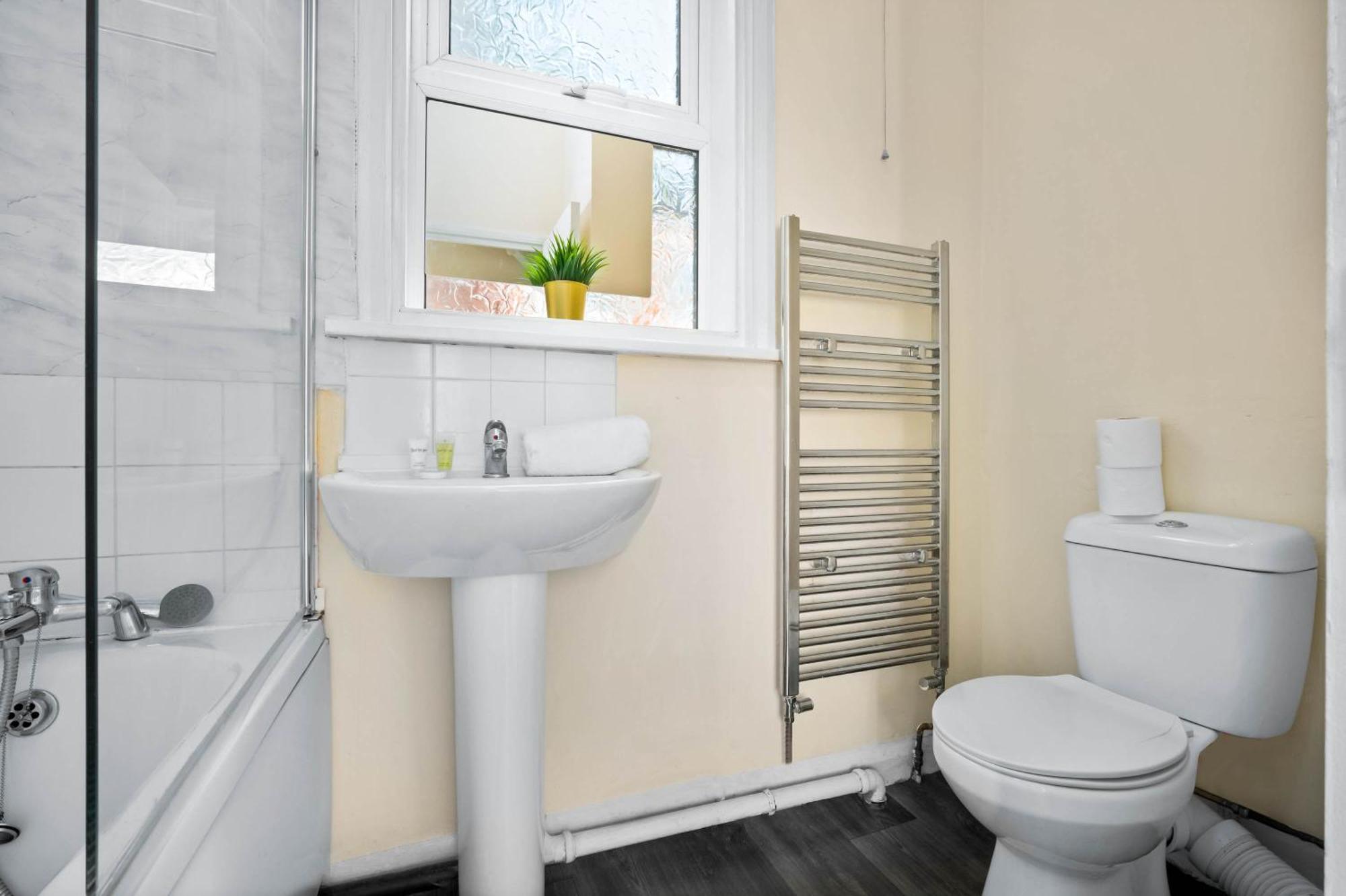 Two Bedroom Apartment - Single Beds - Accommodates 3 - Street Parking - Top Rated -Wbb Уест Бромуич Екстериор снимка
