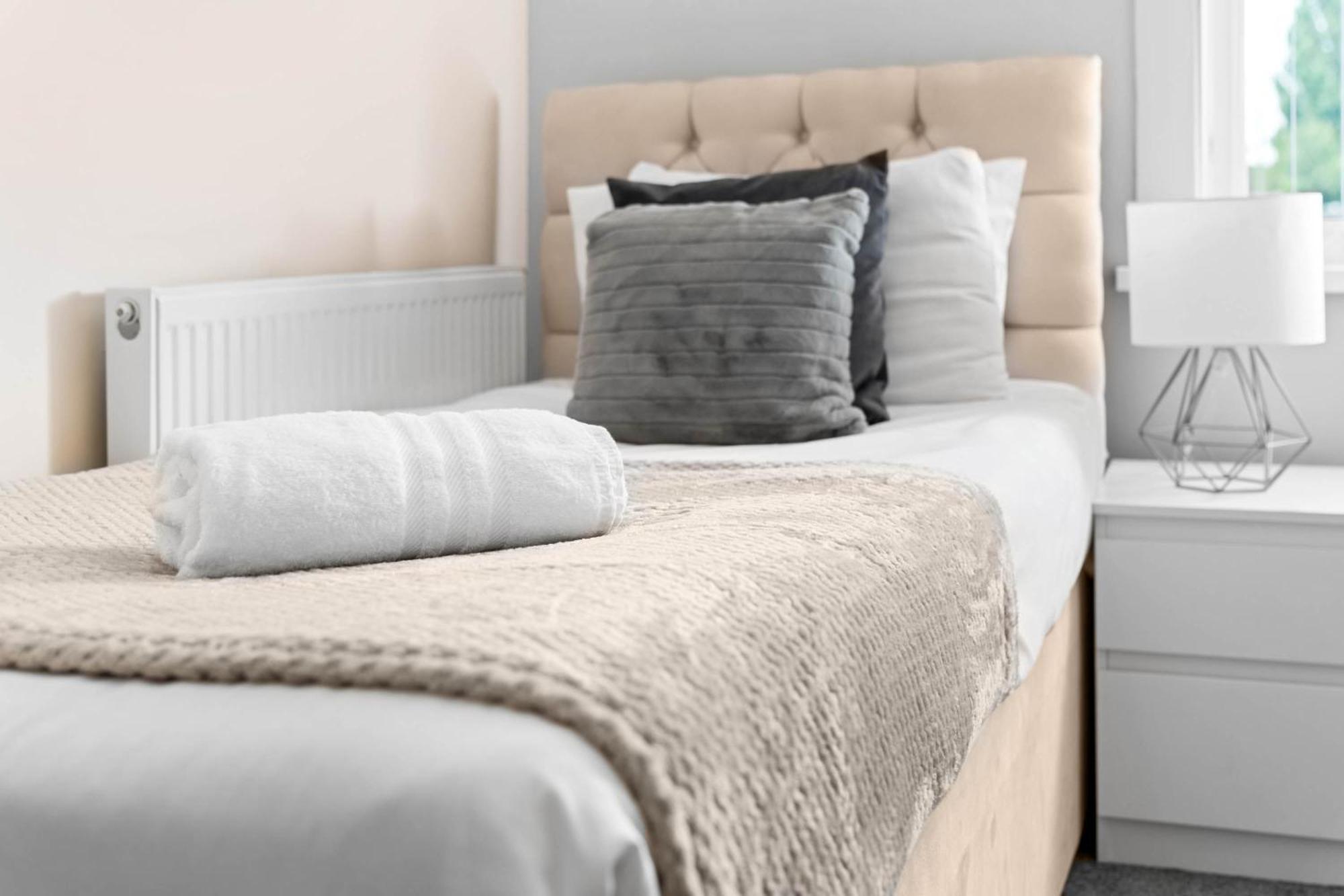 Two Bedroom Apartment - Single Beds - Accommodates 3 - Street Parking - Top Rated -Wbb Уест Бромуич Екстериор снимка