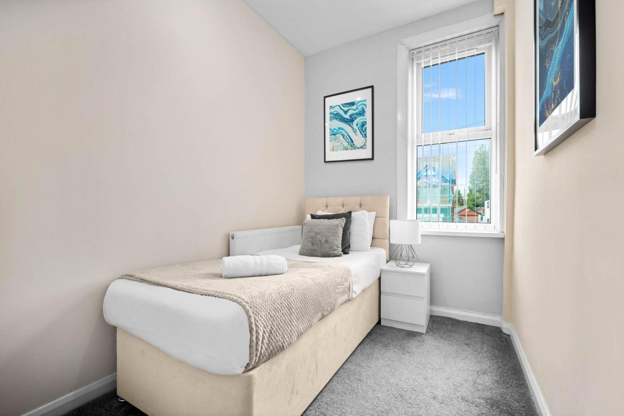 Two Bedroom Apartment - Single Beds - Accommodates 3 - Street Parking - Top Rated -Wbb Уест Бромуич Екстериор снимка