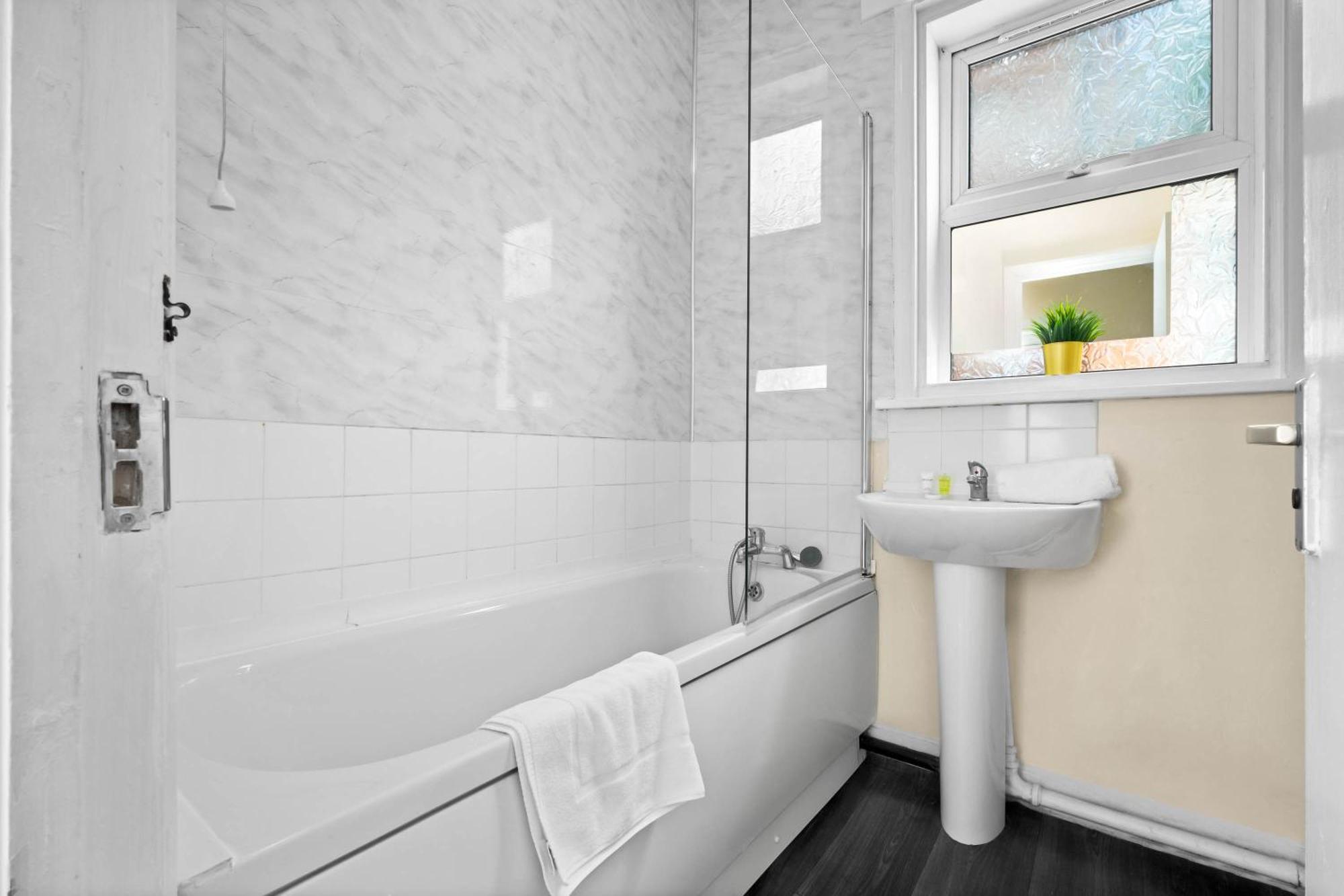 Two Bedroom Apartment - Single Beds - Accommodates 3 - Street Parking - Top Rated -Wbb Уест Бромуич Екстериор снимка
